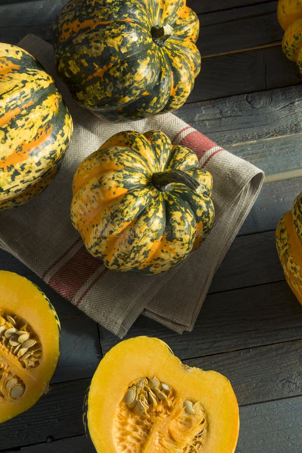 Oranje Eikelpompoen Bij Markt Stock Foto Afbeelding Bestaande Uit Voedsel Plantaardig 34174526