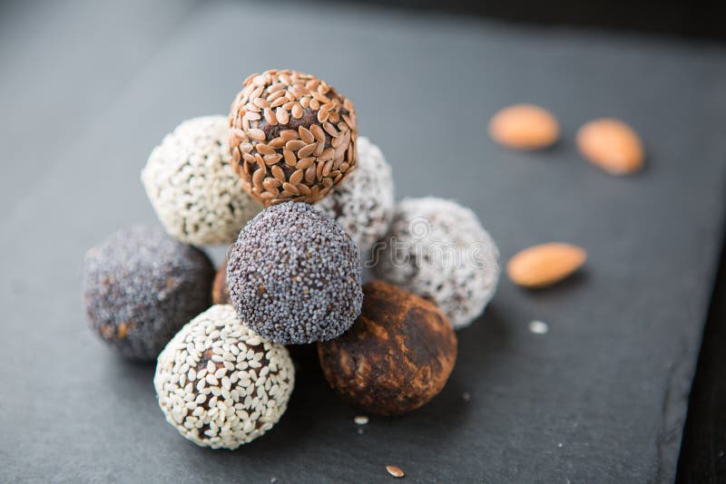 Ruwe veganist zoete cocoaballs stock foto's Ruwe veganist zoete cocoaballs stock foto's