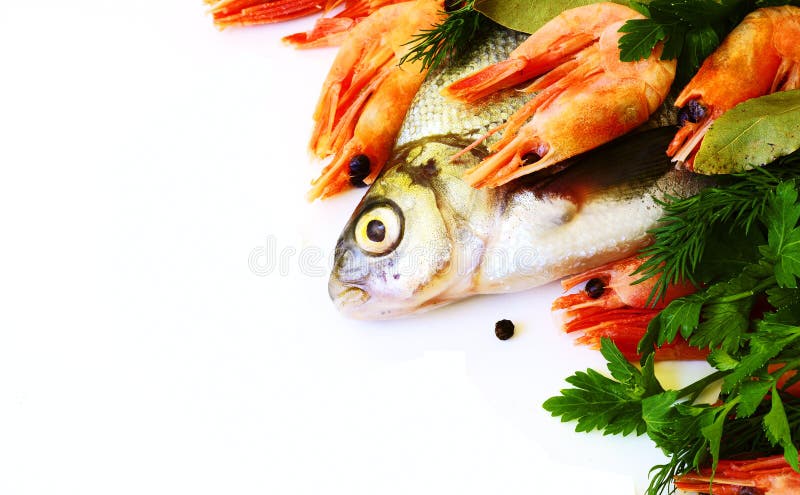 Ruwe verse vissen met groenten stock fotografie Ruwe verse vissen met groenten stock fotografie