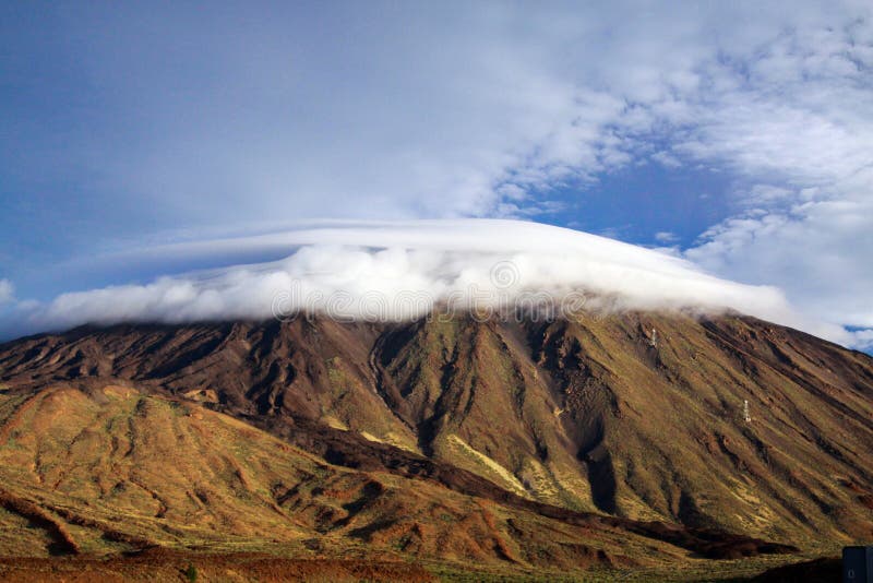 Ruwe vulkaankegel Pico del Teide met snoezige zachte witte diepe hangende cumuluswolk GLB op Canarische Eilanden Tenerife royalty-vrije stock fotografie Ruwe vulkaankegel Pico del Teide met snoezige zachte witte diepe hangende cumuluswolk GLB op Canarische Eilanden Tenerife royalty-vrije stock fotografie