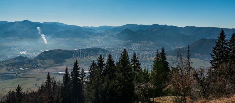 Mesto Ružomberok s vrchmi Veľkej Fatry a Nízkych Tatier z vrchu Predný Choč na Slovensku