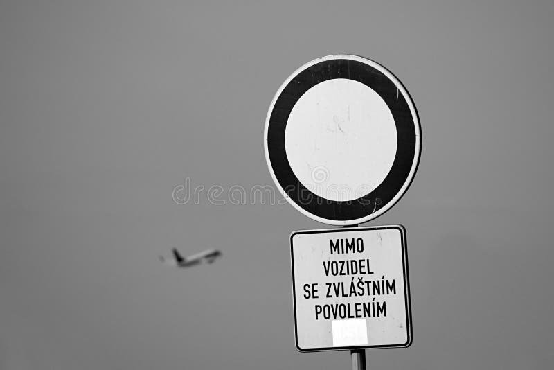 Ruzyne, repubblica Ceca - 16 agosto 2018: Nessun dell'entrata segnale dentro areale dell'aeroporto di Vaclav Havel a Praga ed aer fotografia stock libera da diritti Ruzyne, repubblica Ceca - 16 agosto 2018: Nessun dell'entrata segnale dentro areale dell'aeroporto di Vaclav Havel a Praga ed aer fotografia stock libera da diritti