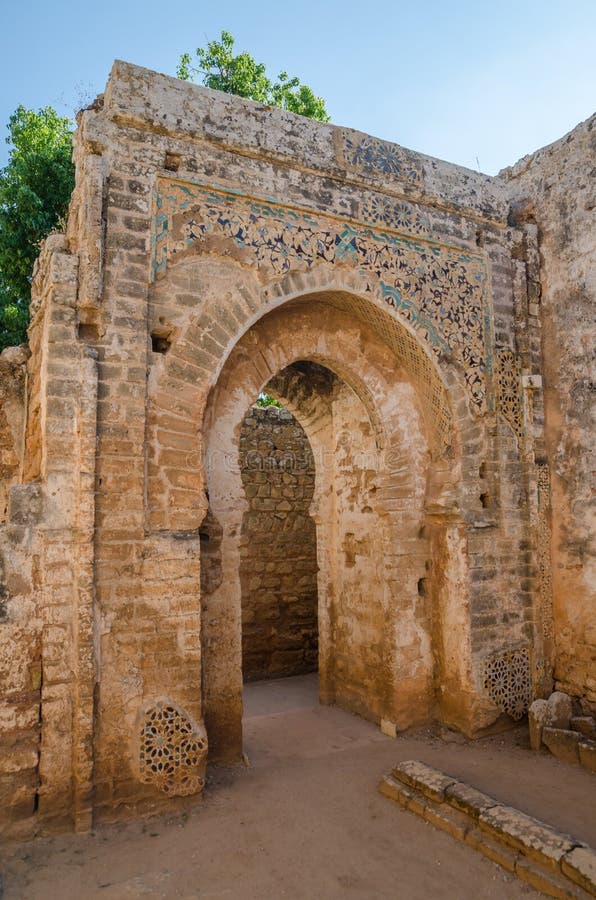Ruínas antigas da necrópolis de Chellah com mesquita e mausoléu na capital Rabat do ` s de Marrocos, Marrocos, Norte de África imagens de stock Ruínas antigas da necrópolis de Chellah com mesquita e mausoléu na capital Rabat do ` s de Marrocos, Marrocos, Norte de África imagens de stock