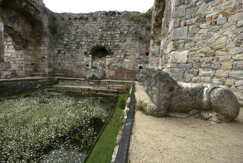 Ruínas da associação do banho de Fausta e da escultura antigas do leão na cidade antiga de Miletus, Turquia imagem de stock Ruínas da associação do banho de Fausta e da escultura antigas do leão na cidade antiga de Miletus, Turquia imagem de stock
