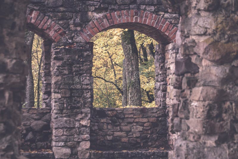 Ruínas da casa de campo - efeito retro do vintage imagens de stock royalty free