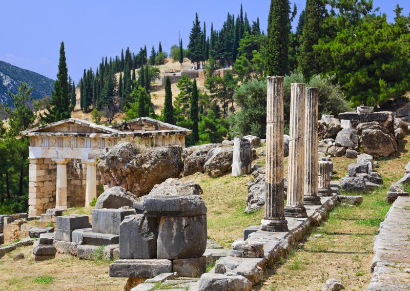 Ruínas da antiga cidade de Delfos, Grécia fotografia de stock