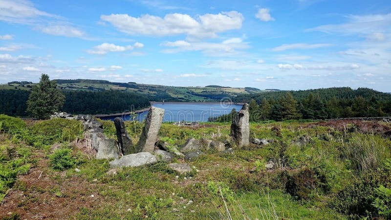 Ruínas da pedra no reservatório Yorkshire Reino Unido de Langsett fotografia de stock Ruínas da pedra no reservatório Yorkshire Reino Unido de Langsett fotografia de stock