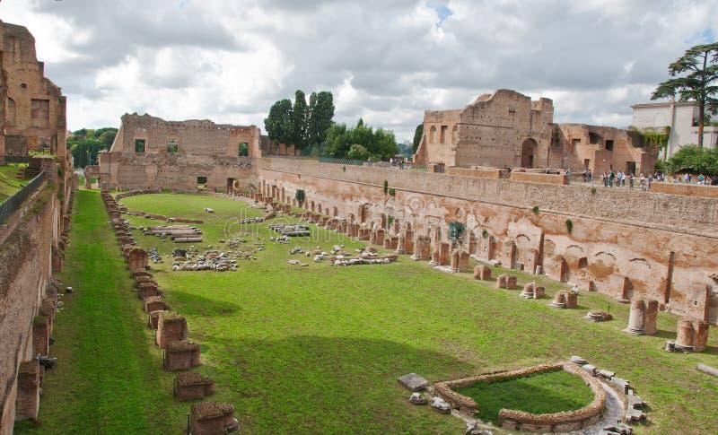 Ruínas do estádio Domitanus no monte de Palatine dentro