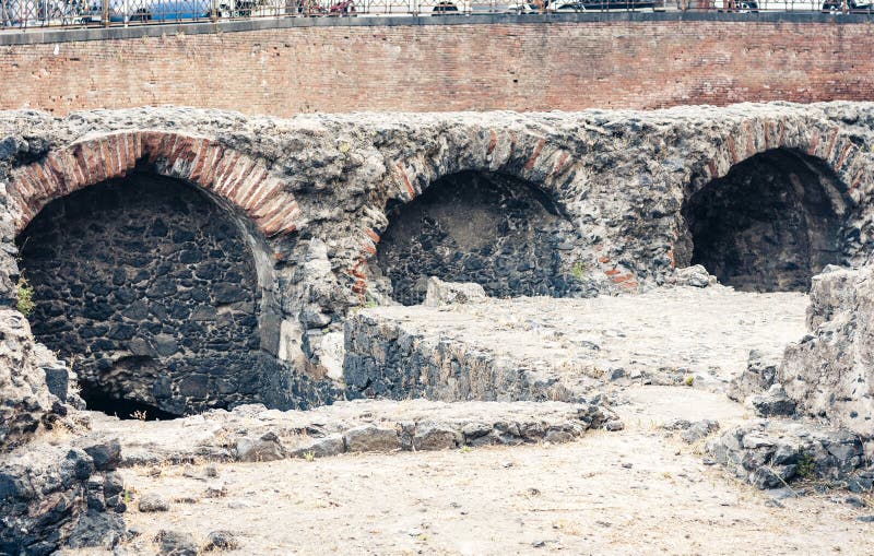 Ruínas do romano romano antigo de Anfiteatro do anfiteatro em Catania, Sicília, Itália fotos de stock Ruínas do romano romano antigo de Anfiteatro do anfiteatro em Catania, Sicília, Itália fotos de stock