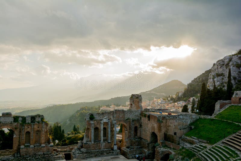 Ruínas do teatro do grego clássico de Taormina, Sicília o Etna foto de stock Ruínas do teatro do grego clássico de Taormina, Sicília o Etna foto de stock