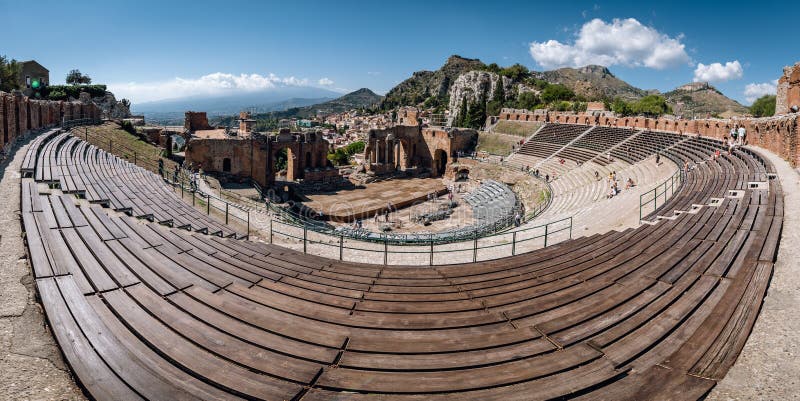 Ruínas do teatro do grego clássico em Taormina, Sicília, Itália foto de stock Ruínas do teatro do grego clássico em Taormina, Sicília, Itália foto de stock