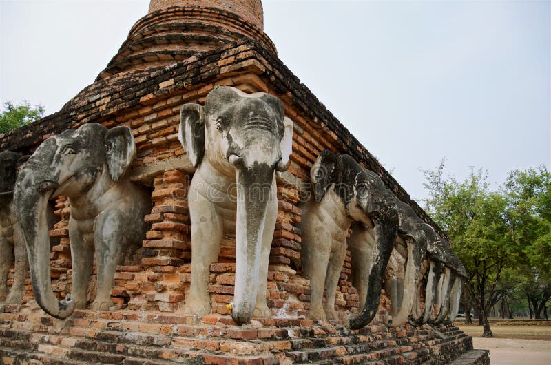 Ruínas do templo Wat Chang Lom no território do parque histórico famoso de Sukhothai foto de stock Ruínas do templo Wat Chang Lom no território do parque histórico famoso de Sukhothai foto de stock