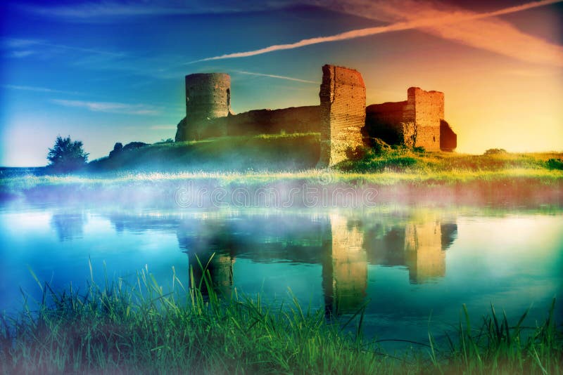 Ruínas velhas do castelo no por do sol fotografia de stock Ruínas velhas do castelo no por do sol fotografia de stock