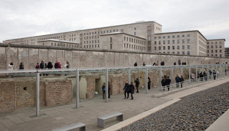 Ruïneerd bouwen van SS-hoofdkwartier in museum Topografie van Terreur op 30 december 2019, Berlijn royalty-vrije stock afbeeldingen Ruïneerd bouwen van SS-hoofdkwartier in museum Topografie van Terreur op 30 december 2019, Berlijn royalty-vrije stock afbeeldingen