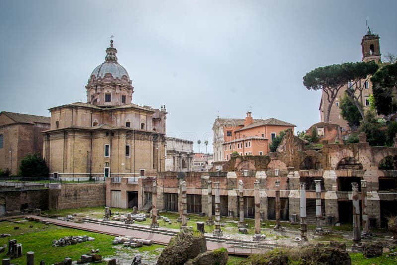 Ruïnes en kolommen van Roman Forum in Rome, Italië royalty-vrije stock fotografie Ruïnes en kolommen van Roman Forum in Rome, Italië royalty-vrije stock fotografie