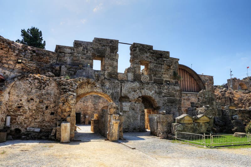 Ruïnes van Agora, oude stad in Kant in een mooie de zomerdag, Antalya, Turkije stock fotografie Ruïnes van Agora, oude stad in Kant in een mooie de zomerdag, Antalya, Turkije stock fotografie