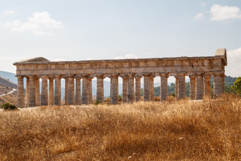 Ruïnes van de Griekse tempel in de oude stad Segesta royalty-vrije stock foto's