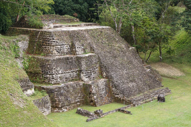 Ruïnes van de oude Maya-stad Xunantunich stock afbeeldingen
