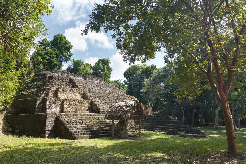 Ruïnes van de oude Maya-stad Yaxha stock foto