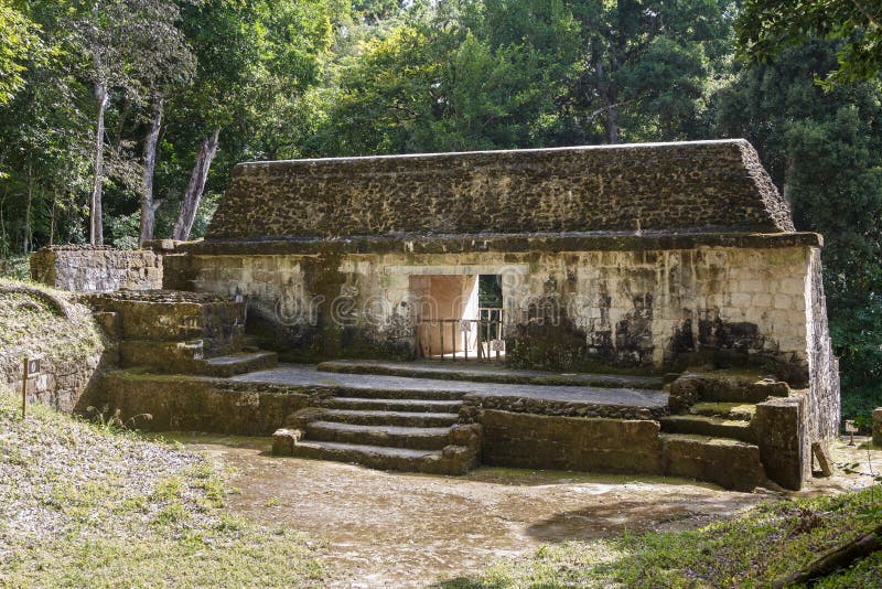 Ruïnes van de oude Maya-stad Yaxha stock foto