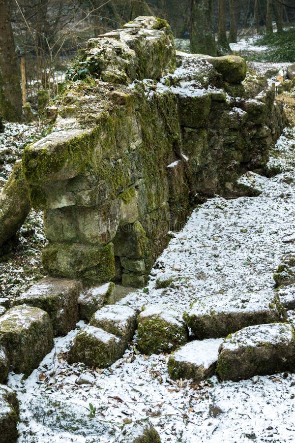 Ruïnes van een oude steen die op Dartmoor voortbouwen royalty-vrije stock afbeelding Ruïnes van een oude steen die op Dartmoor voortbouwen royalty-vrije stock afbeelding