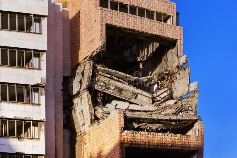 Ruïnes van Ministerie van Defensie de Bouw van de NAVO het Bombarderen royalty-vrije stock afbeeldingen Ruïnes van Ministerie van Defensie de Bouw van de NAVO het Bombarderen royalty-vrije stock afbeeldingen