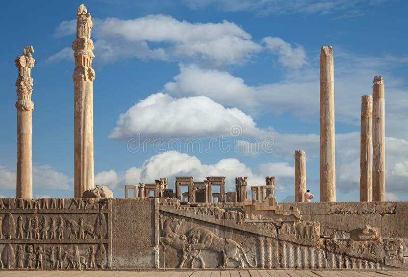 Ruïnes van Persepolis-de Plaats van de de Werelderfenis van Unesco tegen Bewolkte Blauwe Hemel in Shiraz City van Iran stock fotografie Ruïnes van Persepolis-de Plaats van de de Werelderfenis van Unesco tegen Bewolkte Blauwe Hemel in Shiraz City van Iran stock fotografie