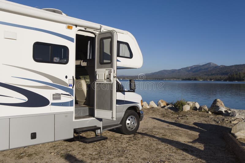 RV durch einen See lizenzfreie stockfotografie RV durch einen See lizenzfreie stockfotografie