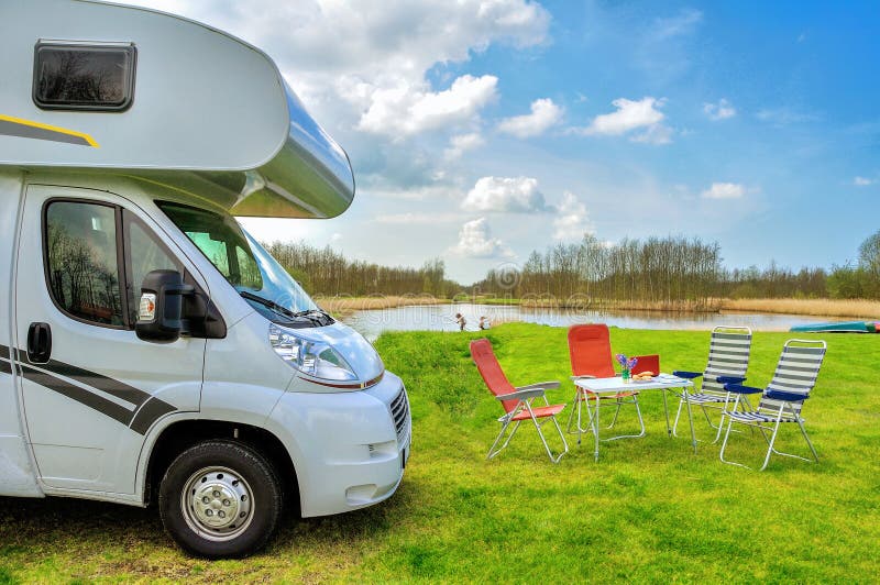 Rv (kampeerauto) in het kamperen, de reis van de familievakantie stock afbeeldingen Rv (kampeerauto) in het kamperen, de reis van de familievakantie stock afbeeldingen