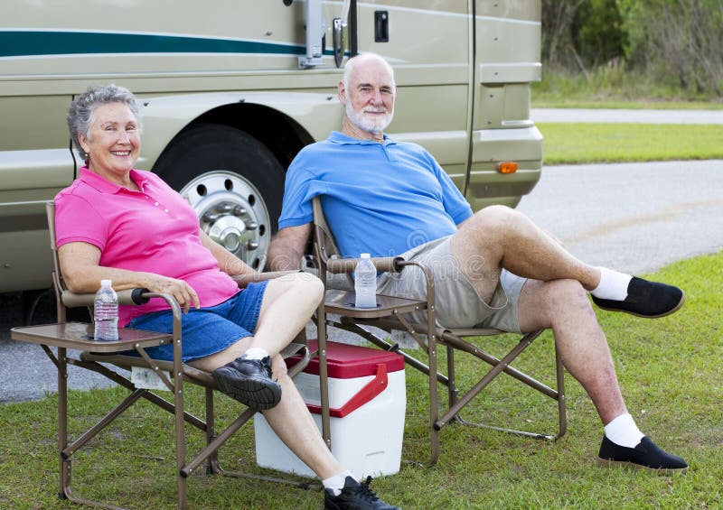 Senior pár na dovolenku, relaxačné mimo svoje motorové domov.