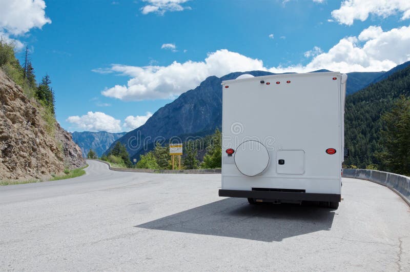 Rv sur la route de montagne images libres de droits Rv sur la route de montagne images libres de droits