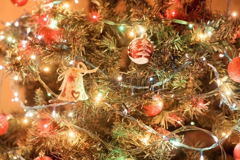 ?rvore de Natal decorada bonita Fundo do feriado foto de stock ?rvore de Natal decorada bonita Fundo do feriado foto de stock