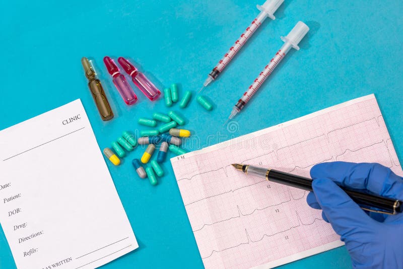 Rx mellanrum, kardiogrampreventivpillerar och injektionsspruta arkivfoton Rx mellanrum, kardiogrampreventivpillerar och injektionsspruta arkivfoton