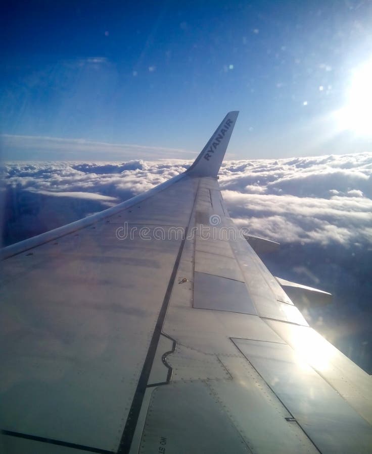 Ryanair au-dessus des nuages photographie stock Ryanair au-dessus des nuages photographie stock