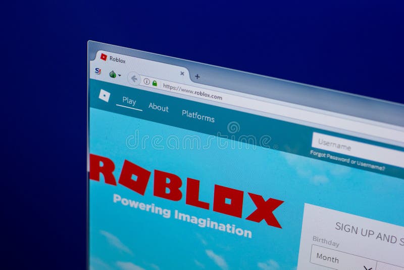 PRAGUE, REPÚBLICA CHECA - 16 de março de 2019: Homem segurando um  smartphone e jogando o jogo móvel Roblox. Imagem editorial ilustrativa  sobre fundo de bambu . — Fotografia de Stock Editorial ©