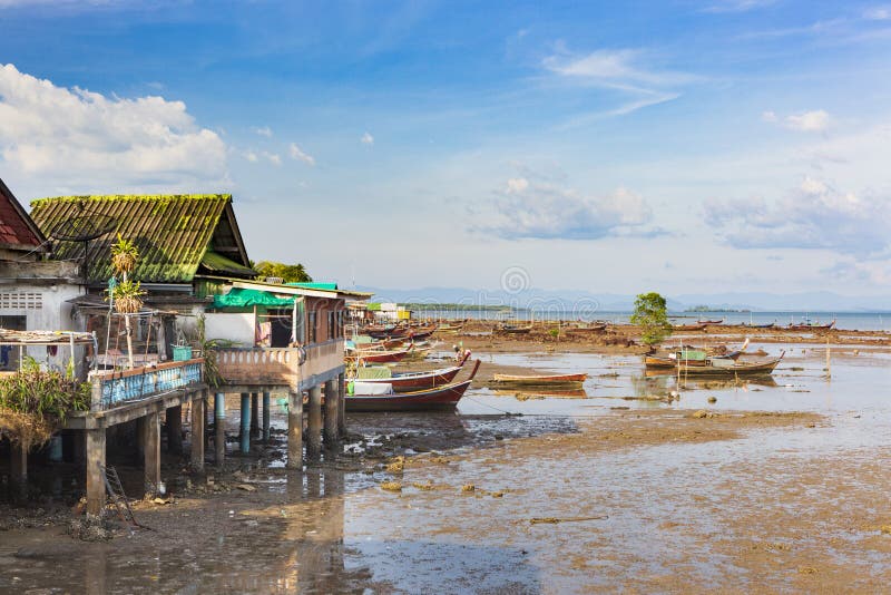 Rybacka wioska ban ba tu pu pe przy małym odpływie na wyspie koh libong thlandia