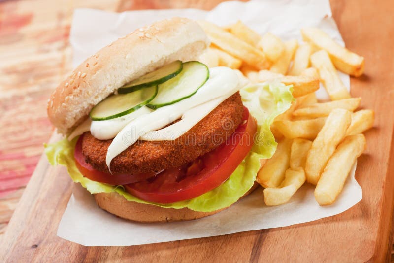 Rybi hamburger z francuskimi dłoniakami obrazy stock Rybi hamburger z francuskimi dłoniakami obrazy stock