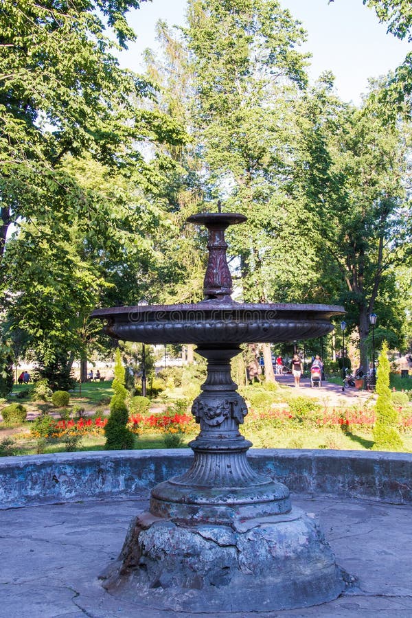 Rybinsk Regione di Yaroslavl giardino di Karyakinskaya Fontana esclusiva di ghisa rotonda immagine stock