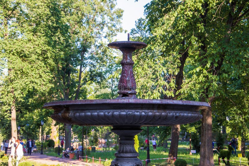 Rybinsk Regione di Yaroslavl giardino di Karyakinskaya Fontana esclusiva di ghisa rotonda fotografie stock libere da diritti