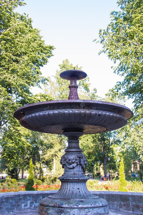 Rybinsk Regione di Yaroslavl giardino di Karyakinskaya Fontana esclusiva di ghisa rotonda fotografia stock