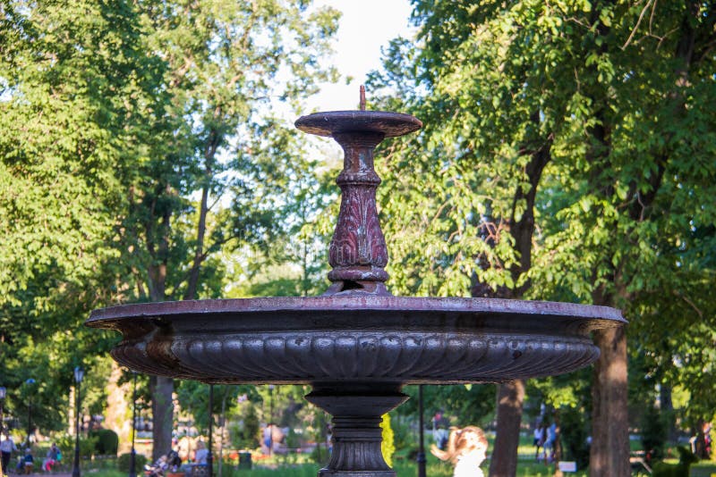 Rybinsk Regione di Yaroslavl giardino di Karyakinskaya Fontana esclusiva di ghisa rotonda fotografie stock