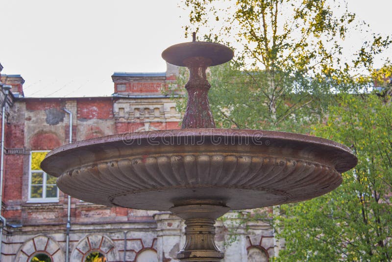 Rybinsk Regione di Yaroslavl giardino di Karyakinskaya Fontana esclusiva di ghisa rotonda fotografie stock libere da diritti