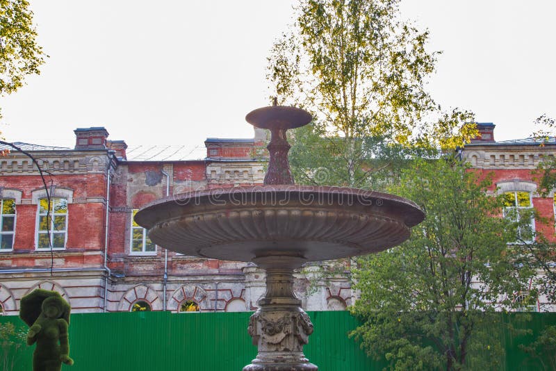 Rybinsk Regione di Yaroslavl giardino di Karyakinskaya Fontana esclusiva di ghisa rotonda fotografia stock