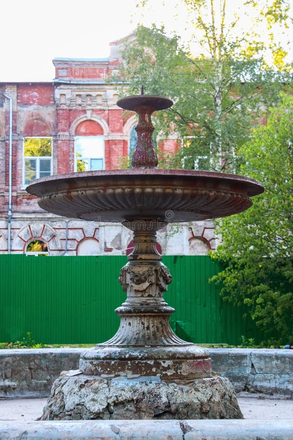 Rybinsk Regione di Yaroslavl giardino di Karyakinskaya Fontana esclusiva di ghisa rotonda fotografia stock