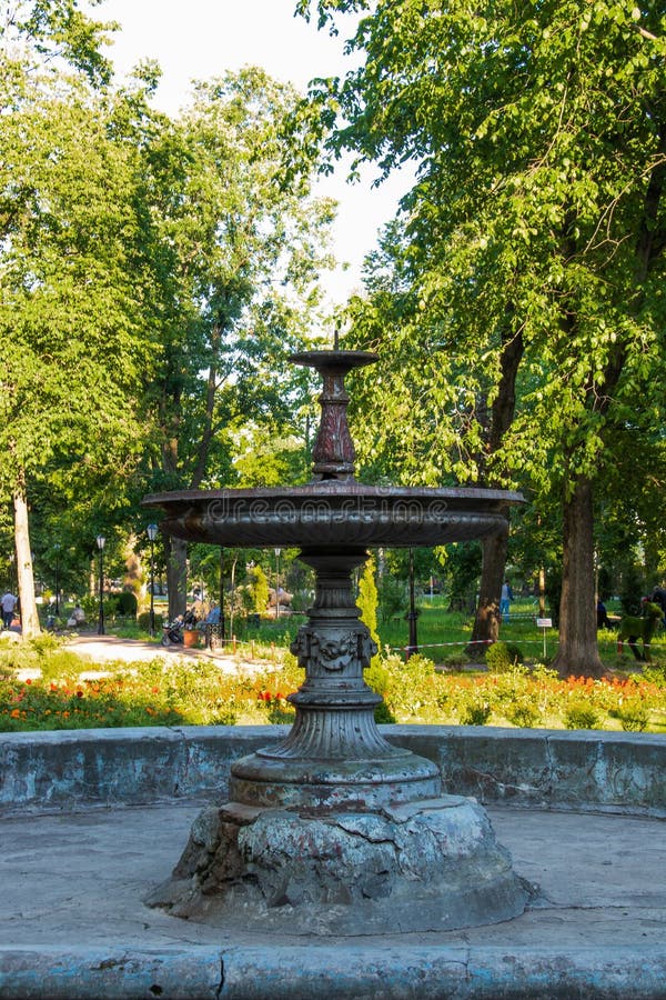 Rybinsk Regione di Yaroslavl giardino di Karyakinskaya Fontana esclusiva di ghisa rotonda fotografia stock