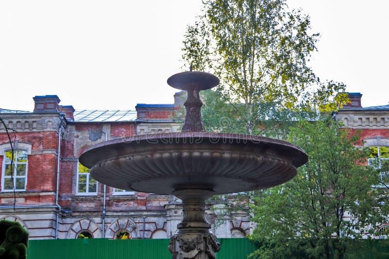 Rybinsk Regione di Yaroslavl giardino di Karyakinskaya Fontana esclusiva di ghisa rotonda fotografia stock libera da diritti