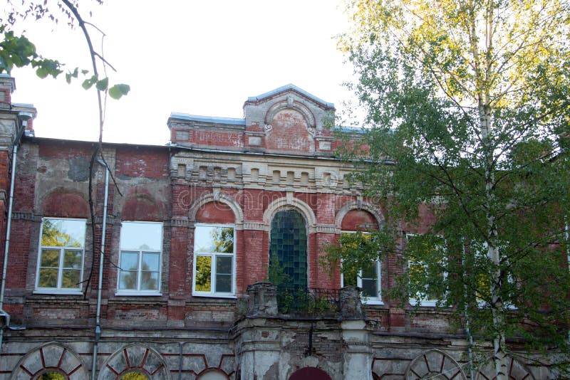 Rybinsk Regione di Yaroslavl giardino di Karyakinskaya Fontana esclusiva di ghisa rotonda immagini stock