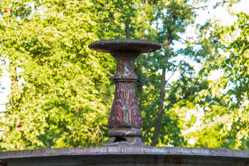 Rybinsk Regione di Yaroslavl giardino di Karyakinskaya Fontana esclusiva di ghisa rotonda fotografia stock
