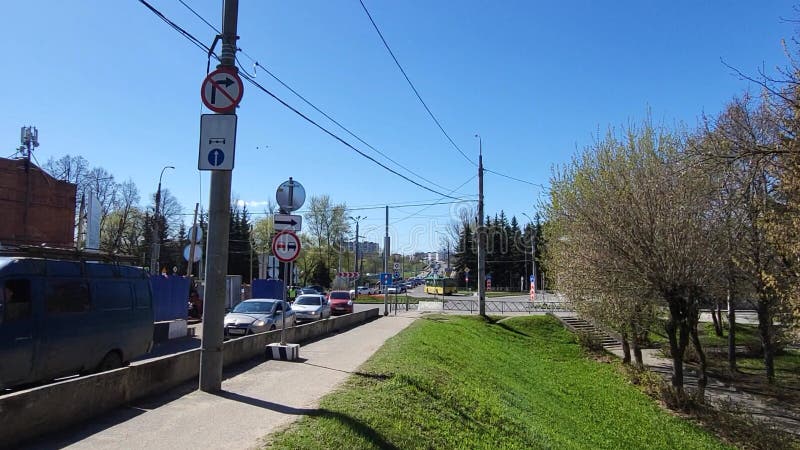 Rybinsk rússia maio 28 2023 : reparação da ponte sobre o rio volga. os carros conduzem cuidadosamente na ponte