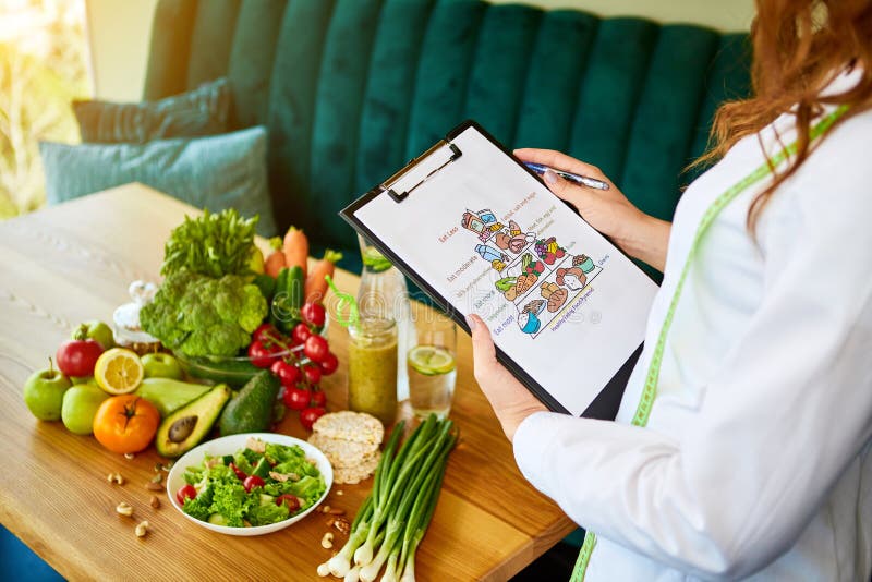 Rymma det schematiska m?lplanet f?r banta med olika sunda produkter p? bakgrunden o royaltyfria bilder Rymma det schematiska m?lplanet f?r banta med olika sunda produkter p? bakgrunden o royaltyfria bilder